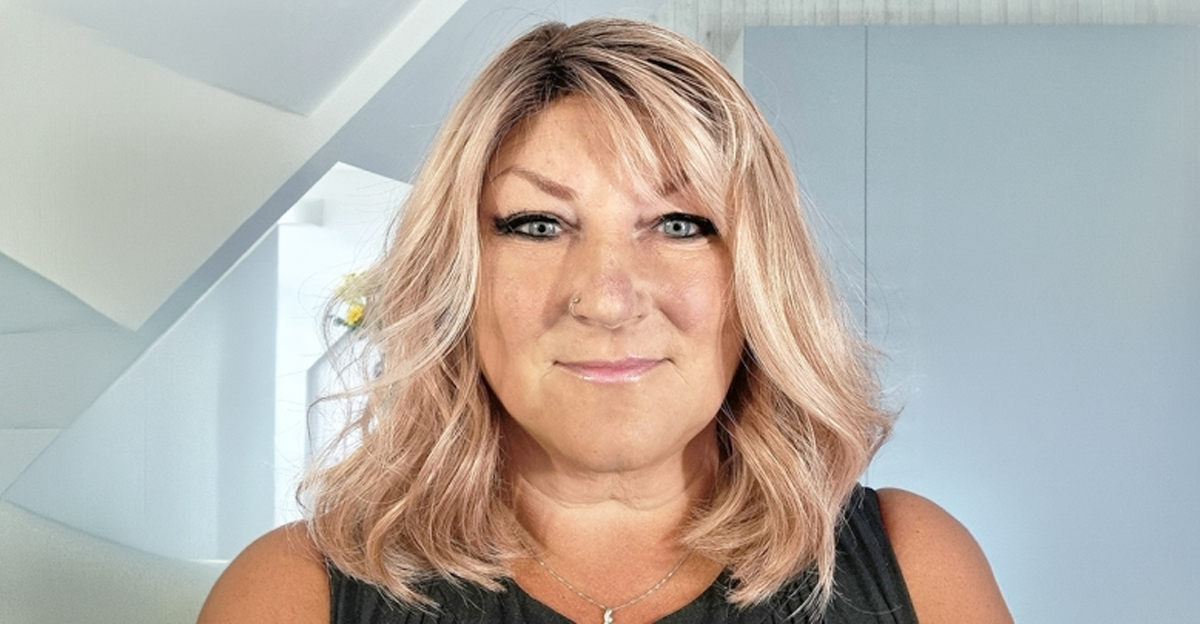 Vero wig, a modern short hairstyle with a refined silhouette, suited to an effortlessly stylish date night look.