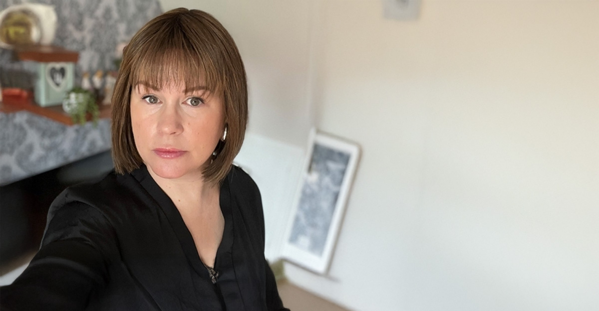 customer image wearing brunette wig