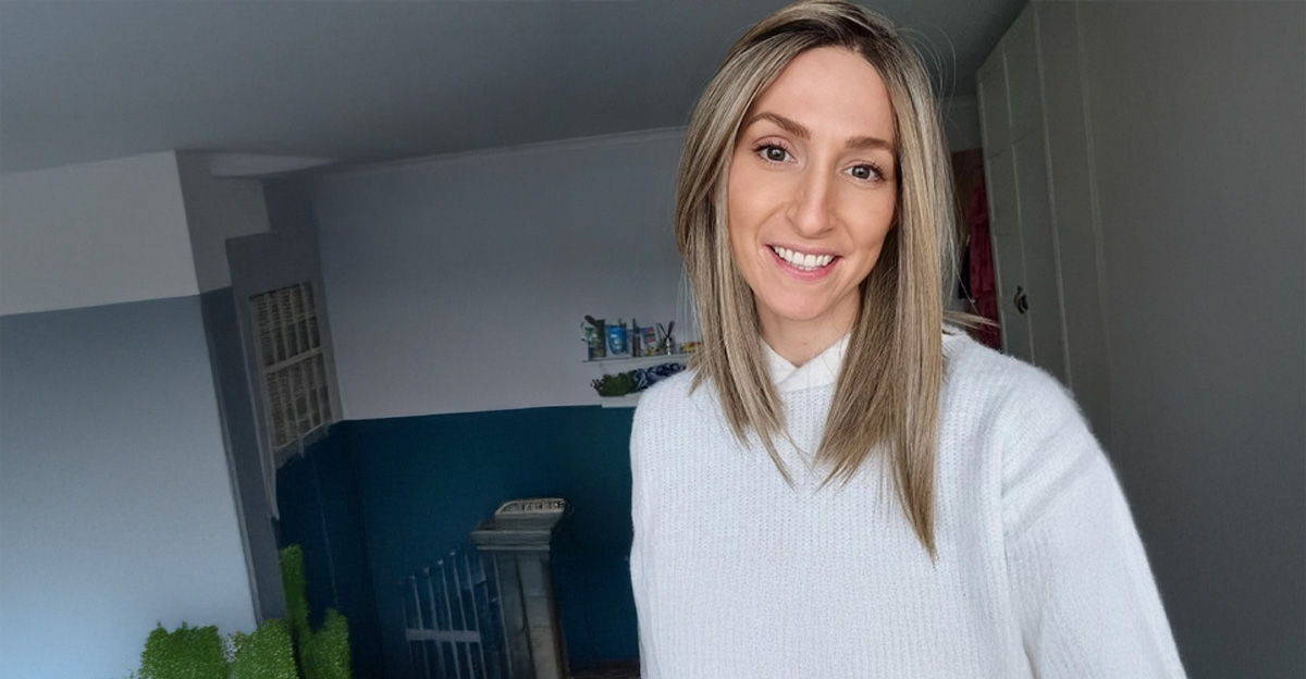 customer wearing shoulder length dark blonde wig